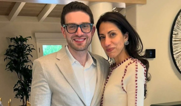 Στη Σαντορίνη μετά τον γάμο τους ο Αλεξ Σόρος και η Χούμα Αμπεντίν – Η φωτογραφία από τη μαγική Καλδέρα