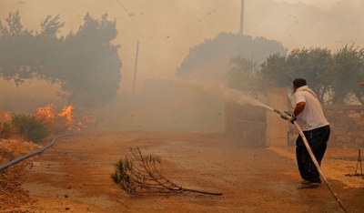Καπανδρίτι: Μάχη με τις φλόγες, ανησυχία για τις συνεχείς αναζωπυρώσεις