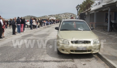 Το είδαμε κι αυτό ανήμερα της εθνικής επετείου! Αυτοκίνητο "παρέλασε" μαζί με τους μαθητές στην Πάρο!