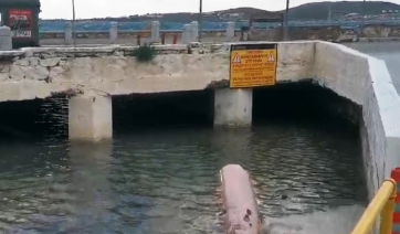 Πάρος – Κακοκαιρία: Φουσκοθαλασσιά και μποφόρ έστρεψαν τη θάλασσα στη στεριά σε κανάλι γεφυριού (Βίντεο)