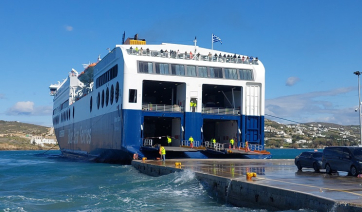 Πάρος: «Παιχνίδι» στα «χέρια» του ανέμου το Blue Star Ι – Δείτε την προσπάθεια του καπετάνιου να το δέσει στο παριανό λιμάνι (Βίντεο)