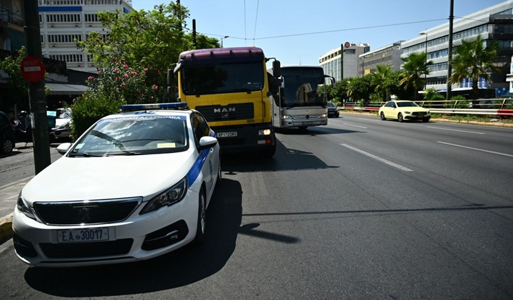 Άγρια επίθεση στη Συγγρού: Γνωστός πλαστικός χειρουργός ξυλοκόπησε 43χρονη οδηγό στη μέση του δρόμου (βίντεο)