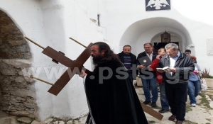 Μ. Παρασκευή: Κορύφωση του θρησκευτικού συναισθήματος στη Σταύρωση στο βουνό στην Ι.Μ. Αγ. Γεωργίου Λαγκάδας Πάρου (Βίντεο)