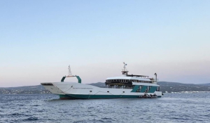Κολλημένο παραμένει το πλοίο που έπεσε στην ξέρα στα Στύρα - Το ΥΝΑΝΠ παραπέμπει στον εισαγγελέα την πλοιοκτήτρια εταρεία (βίντεο)