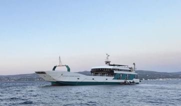Κολλημένο παραμένει το πλοίο που έπεσε στην ξέρα στα Στύρα - Το ΥΝΑΝΠ παραπέμπει στον εισαγγελέα την πλοιοκτήτρια εταρεία (βίντεο)