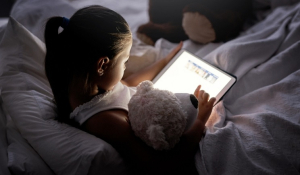 Τα όρια στον «χρόνο οθόνης» των παιδιών δεν αρκούν πλέον για να τα προστατέψουν, προειδοποιούν ειδικοί