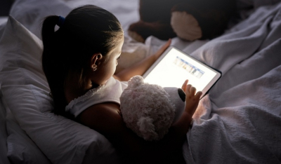 Τα όρια στον «χρόνο οθόνης» των παιδιών δεν αρκούν πλέον για να τα προστατέψουν, προειδοποιούν ειδικοί