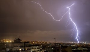 Η κακοκαιρία χτυπά την Ήπειρο και το βόρειο Ιόνιο – Πλημμύρισαν δρόμοι στην Κέρκυρα, πολύ ισχυροί άνεμοι σε Κοζάνη και Ιωάννινα