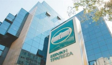 Εθνική Τράπεζα: Επιβάλλει πάγιο 0,8 ευρώ για λογαριασμούς που χαρακτηρίζει «προνομιακούς» - Καταγγελίες πολιτών και ΕΚΠΟΙΖΩ (βίντεο)