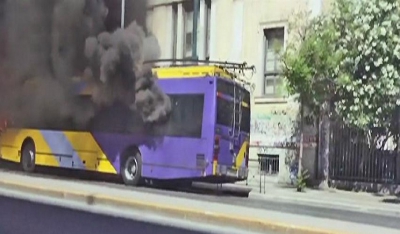 Τρόμος το βράδυ στην Πατησίων - Αντιεξουσιαστές πυρπόλησαν λεωφορείο και τρόλεϊ