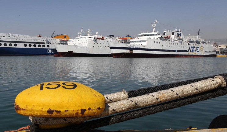 Δεμένα τα πλοία σε πολλά λιμάνια, λόγω θυελλωδών ανέμων (βίντεο)