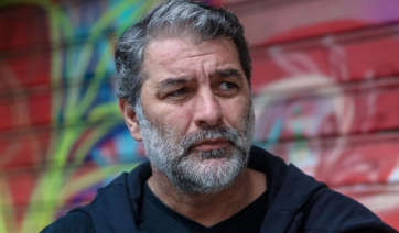 Συνελήφθη ο Βασίλης Μπισμπίκης – Προκάλεσε ζημιές σε σταθμευμένα αυτοκίνητα και μια γκαραζόπορτα στην Φιλοθέη