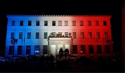 Στα χρώματα της Γαλλίας φωτίστηκε το δημαρχείο της Αθήνας