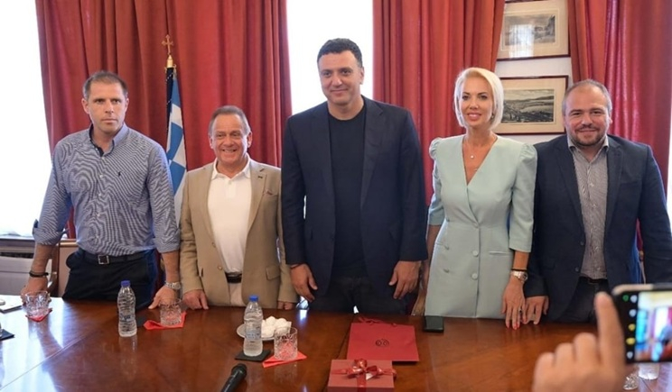 Συνάντηση της Κατερίνας Μονογυιού με τον Βασίλη Κικίλια στη Μύκονο- Πρωτοβουλίες για ισχυρότερη λιμενική παρουσία