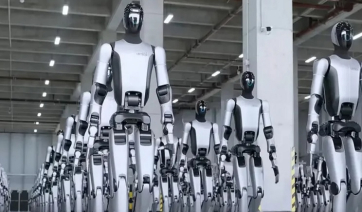 Ανατριχιαστικό βίντεο: Κινεζικά ρομπότ «εργάτες» κάνουν παρέλαση -Μαζικές παραδόσεις σε βιομηχανικούς κολοσσούς