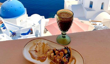 Taste Atlas: «Μηλόπιτα με φραπέ - Η απόλυτη γλυκιά απόλαυση στη Σαντορίνη, με θέα το Αιγαίο»