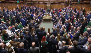 Εξελίξεις στη Μ.Βρετανία: Πέρασε η τροπολογία που καθυστερεί την έγκριση της συμφωνίας για το Brexit