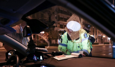 Η συγκινητική ανάρτηση αστυνομικού και το... πρόστιμο: Η ηλικιωμένη που βγήκε να δει στολισμένη την Αθήνα