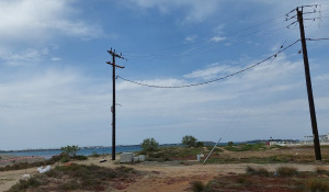 Πάρος: Προβληματισμό προκαλούν υπέργειες κολώνες και εναέρια καλώδια στην παραλία της Πούντας –  Ηλεκτροδοτούν την Αντίπαρο (Βίντεο)