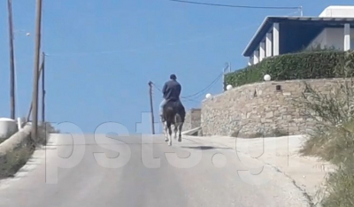 Πάρος: Σαν άλλοτε! "Ξένοιαστος καβαλάρης" καλπάζει με το άλογό του σε έρημο αυτοκινητόδρομο του νησιού...