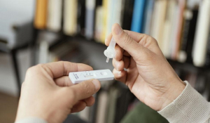 Στα φαρμακεία σήμερα τα self test, από αύριο η διανομή - Ποιοι έχουν προτεραιότητα, πώς γίνεται το τεστ στο σπίτι