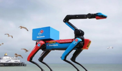 Το ρομπότ-σκύλος της Domino's έκανε παραδόσεις πίτσας σε παραλία της Βρετανίας (Βίντεο)