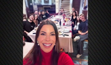 Ο παππούς Πάριος με τους 4 γιους, 4 εγγόνια, 3 νύφες και 2 σκυλιά