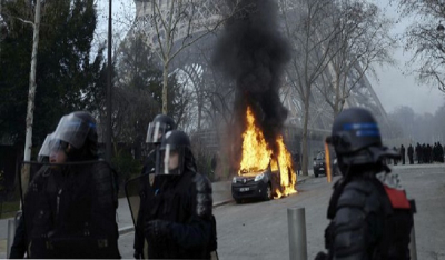 Παρίσι: Πυρπόλησαν και έσπασαν Porsche και Ferrari -Επεισόδια στη διαδήλωση των Κίτρινων Γιλέκων