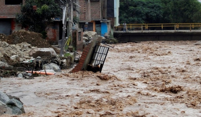 Περού: Οικογένεις ψάχνουν στις πλημμύρες τα οστά των νεκρών τους