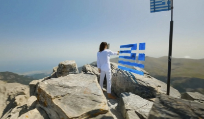 Καρολίνα Ροβύθη: Η εικαστικός που έφτιαξε μια ελληνική σημαία στην κορυφή του Ολύμπου