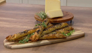 Μελιτζανόπιτες με γραβιέρα Νάξου (βίντεο)