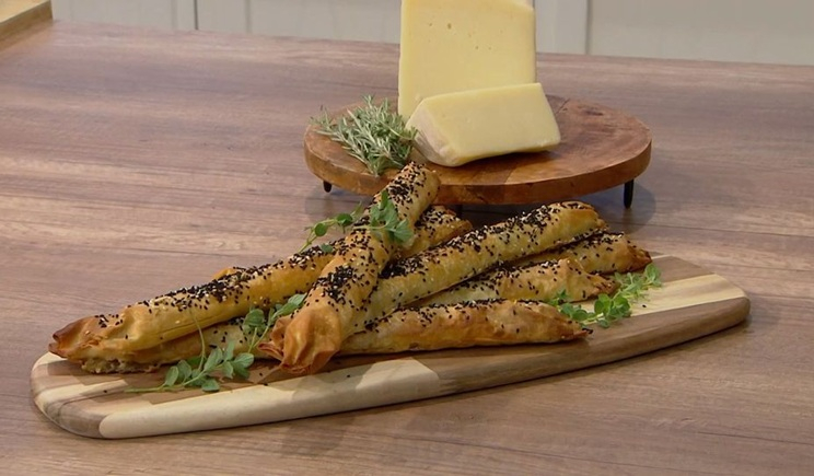 Μελιτζανόπιτες με γραβιέρα Νάξου (βίντεο)