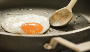 Μην κάνετε λάθος με τα αυγά στο μαγείρεμα – Ο υγιεινός τρόπος να τα τρώτε
