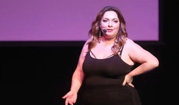 Σαντορίνη: Η Σοφία Μουτίδου με τον γοητευτικό σύντροφό της