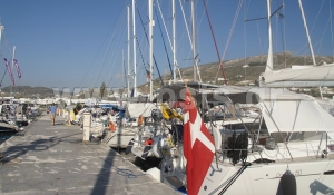 Πλήθος τουριστικών σκαφών στο Αλιευτικό Καταφύγιο Παροικίας! Κάποια έμειναν αρόδου…