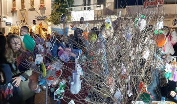 Πάρος – Νάουσα: Η πιο ζωντανή και κεφάτη Χριστουγεννιάτικη εκδήλωση! – Μια παραμυθένια «αγκαλιά» που κατέληξε σε παραδοσιακό πανηγύρι! (Βίντεο)