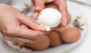 Ξέρεις πώς να καθαρίζεις αβγά με μια κίνηση; Δες το βίντεο!