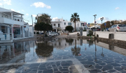 Πάρος: H θάλασσα που ξεχύθηκε στη στεριά πλημμύρισε πλατεία του νησιού