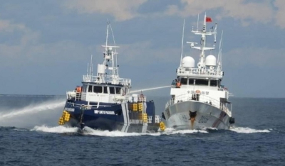 Σκάφος της κινεζικής ακτοφυλακής έριξε με υδάτινο κανόνι σε Φιλιππινέζους λιμενικούς και χτύπησε το πλοίο τους