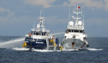 Σκάφος της κινεζικής ακτοφυλακής έριξε με υδάτινο κανόνι σε Φιλιππινέζους λιμενικούς και χτύπησε το πλοίο τους