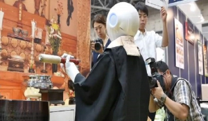 Κίνα: Ρομπότ-βουδιστής ιερέας κάνει κηδείες με όλο το τελετουργικό