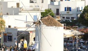 Πάρος: Αντανακλαστικά... express! - Γκρεμίζεται τοίχος περίφραξης ξενοδοχείου που παρεμπόδιζε σημαντικό δημόσιο έργο