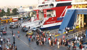 Πειραιάς: Ταξιδιώτες απομάκρυναν τους... επαγγελματίες συνδικαλιστές που εμπόδιζαν τον απόπλου