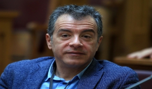 Θεοδωράκης: Ο πρωθυπουργός να τηρήσει τη δέσμευση του για παραμονή εντός ΕΕ