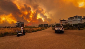 Καίγεται η Σμύρνη, σκοτείνιασε ο ουρανός στην Πάτμο - «Βρέχει» στάχτη σε νησιά του Ανατολικού Αιγαίου (βίντεο και φωτογραφίες)