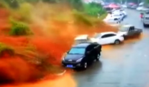 Τρομακτικό βίντεο: «Τσουνάμι» λάσπης «καταπίνει» μια γειτονιά στην Κίνα