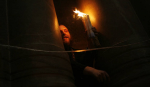 Άγιο Φως: Άναψε στον Πανάγιο Τάφο παρουσία λίγων ιερέων με μάσκες