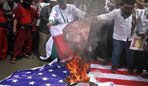Ινδονησία: Εκατοντάδες μουσουλμάνοι έξω από την αμερικανική πρεσβεία -Καίνε φωτογραφίες του Τραμπ