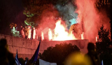 Επεισόδια έξω από τη Βουλή -Κουκουλοφόροι ξήλωσαν πεζοδρόμια, πέταξαν πέτρες κατά των ΜΑΤ
