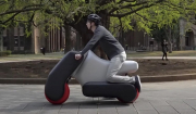 Αυτό είναι το φουσκωτό scooter που χωρά σε σακίδιο! (+video)